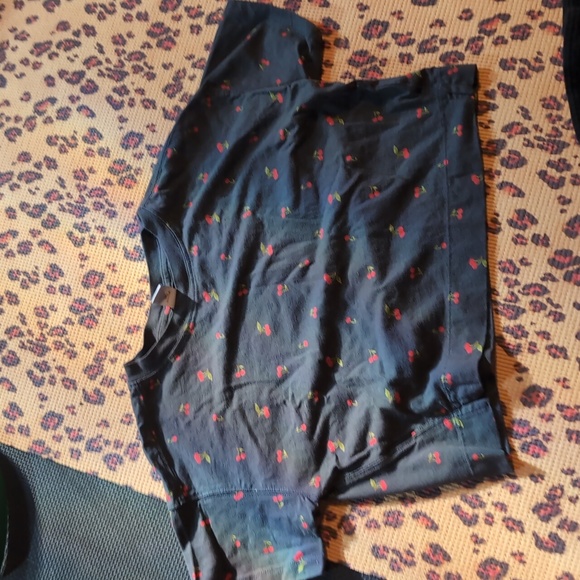 Like new old navy cherry tee, black art class leggings with pockets - Picture 2 of 5